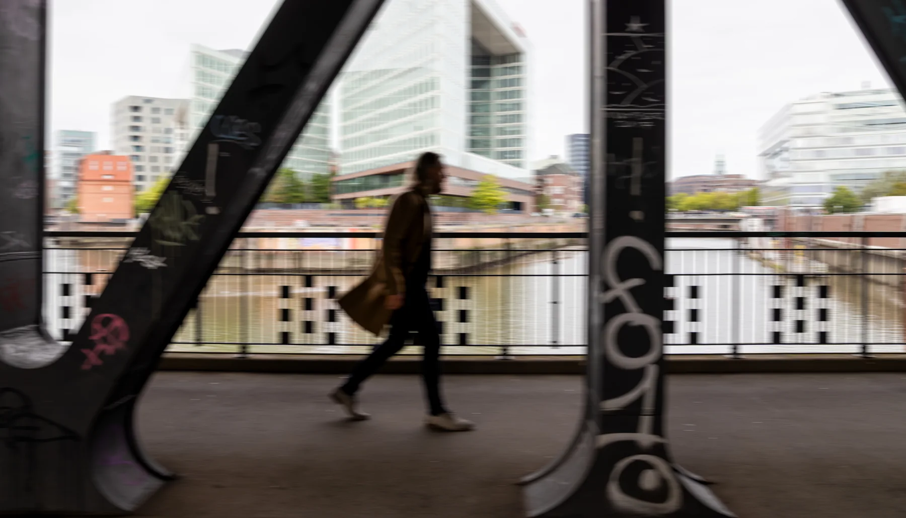 Eugen Zokol auf einer Brücke
